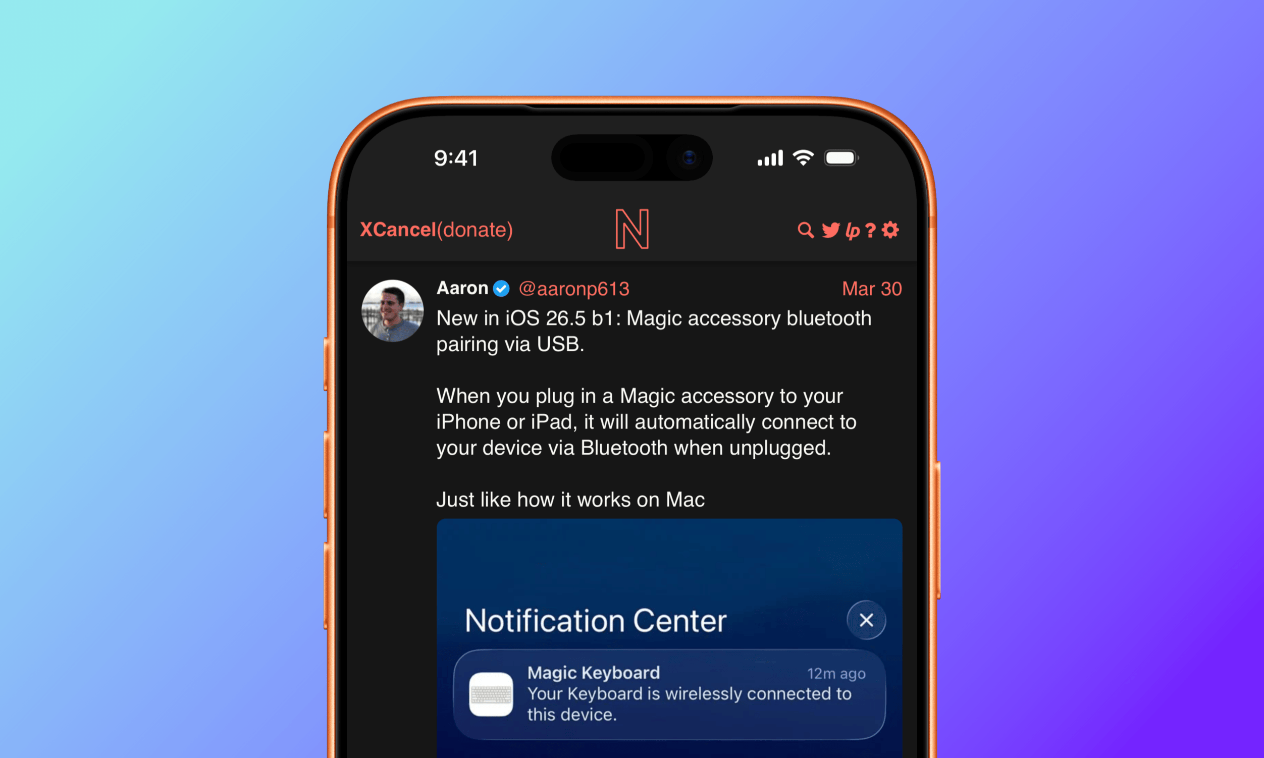 Ein Smartphone-Bildschirm zeigt einen Social-Media-Beitrag über eine neue iOS-Funktion, die die Bluetooth-Kopplung für Zubehör über USB ermöglicht, zusammen mit einer Benachrichtigung, die bestätigt, dass ein Magic Keyboard drahtlos mit dem Gerät verbunden ist.