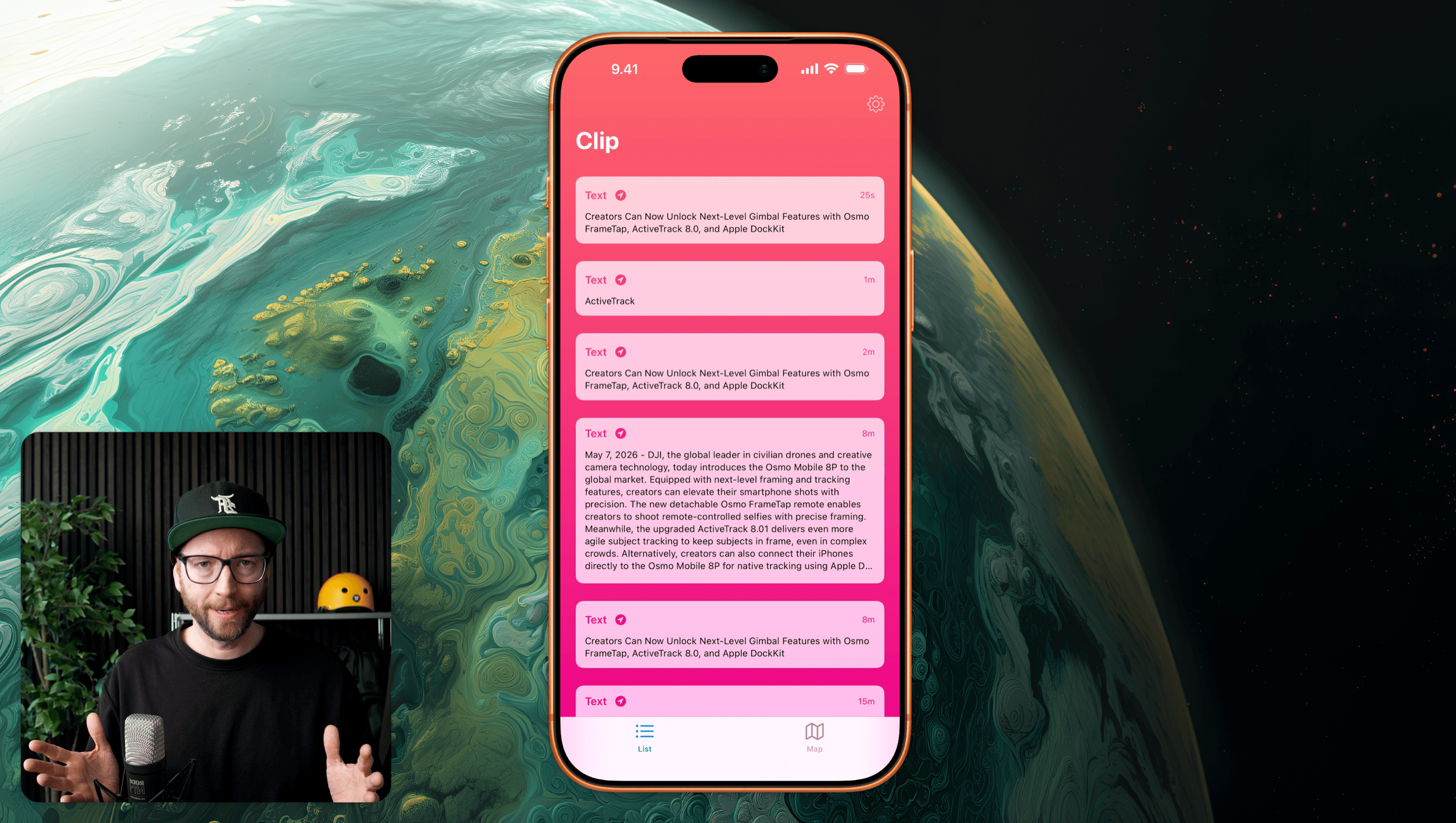Eine Person mit Mikrofon sitzt vor der digitalen Anzeige einer mobilen App namens „Clip“, die Neuigkeiten über Gimbal-Technologie für Kameras anzeigt, alles vor einem abstrakten Weltraumhintergrund.