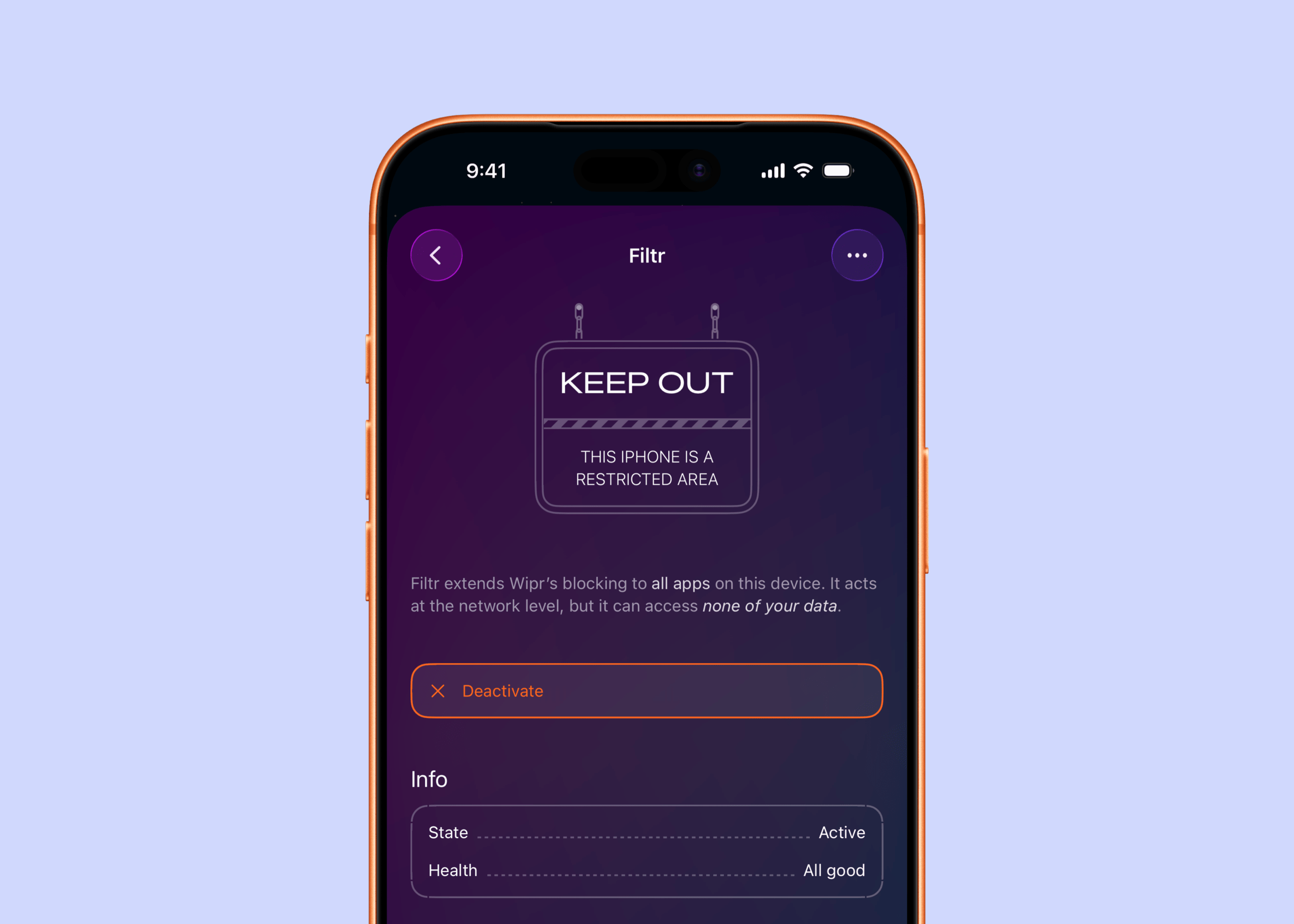 Ein Smartphone-Bildschirm zeigt die Benutzeroberfläche der App „Filtr“ vor einem dunkelvioletten Hintergrund. In der Mitte hängt ein Schild an Ketten mit der Aufschrift „KEEP OUT“ und „THIS IPHONE IS A RESTRICTED AREA“. Darunter wird erklärt, dass die App die Blockierung auf alle Anwendungen auf dem Gerät auf Netzwerkebene ausweitet. Eine orangefarbene Schaltfläche „Deaktivieren“ ist sichtbar, gefolgt von einem Infobereich, der anzeigt, dass der Systemstatus „Aktiv“ ist und der Gesundheitszustand „Alles in Ordnung“ lautet.
