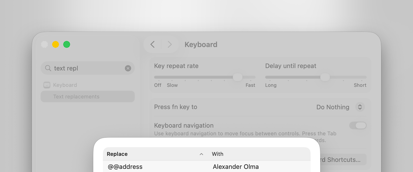 Ein macOS-Systemeinstellungsfenster für Tastaturpräferenzen, das Schieberegler für Wiederholungsraten und ein Popup-Fenster für Textersetzungen mit einem Beispieleintrag anzeigt.