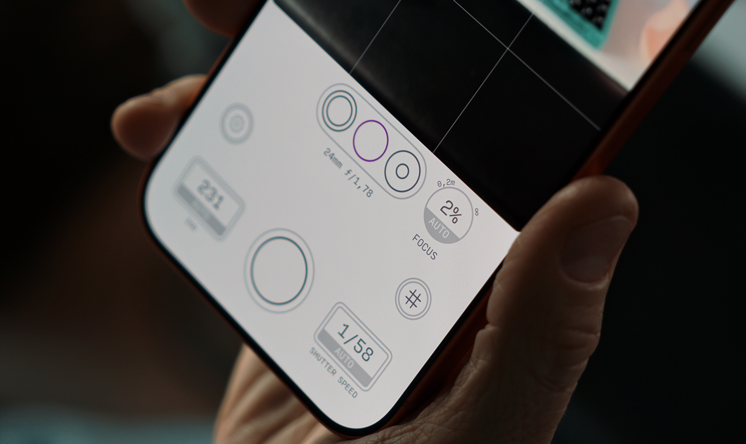 Close-up shot of a smartphone camera app interface, displaying various settings like focal length, aperture, ISO, focus, and shutter speed, with a finger interacting with the screen.
Close-up-Aufnahme einer Smartphone-Kamera-App-Oberfläche, die verschiedene Einstellungen wie Brennweite, Blende, ISO, Fokus und Verschlusszeit anzeigt, wobei ein Finger mit dem Bildschirm interagiert.