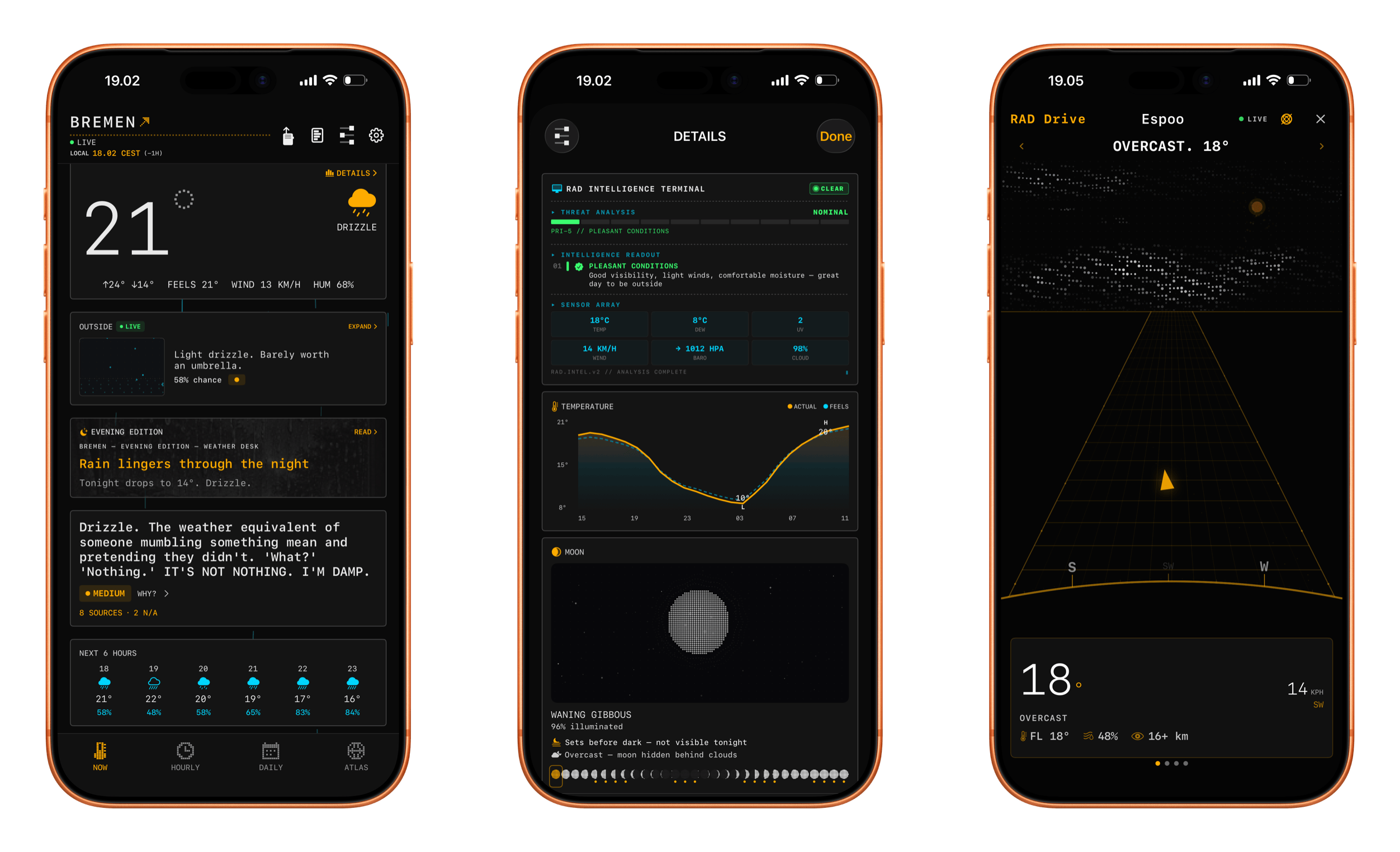 Drei Smartphone-Bildschirme zeigen eine Wetter-App im dunklen Design mit einer futuristischen Benutzeroberfläche. Die App zeigt Wetterbedingungen, Temperatur, Radaransichten und technische Daten in einem minimalistischen, kontrastreichen Design.
