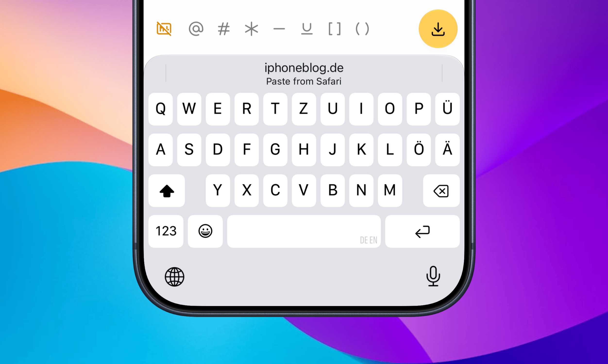 Nahaufnahme eines Smartphone-Bildschirms mit einer QWERTZ-Tastatur und einer Vorschlagsleiste, die anbietet, Text aus dem Webbrowser einzufügen.