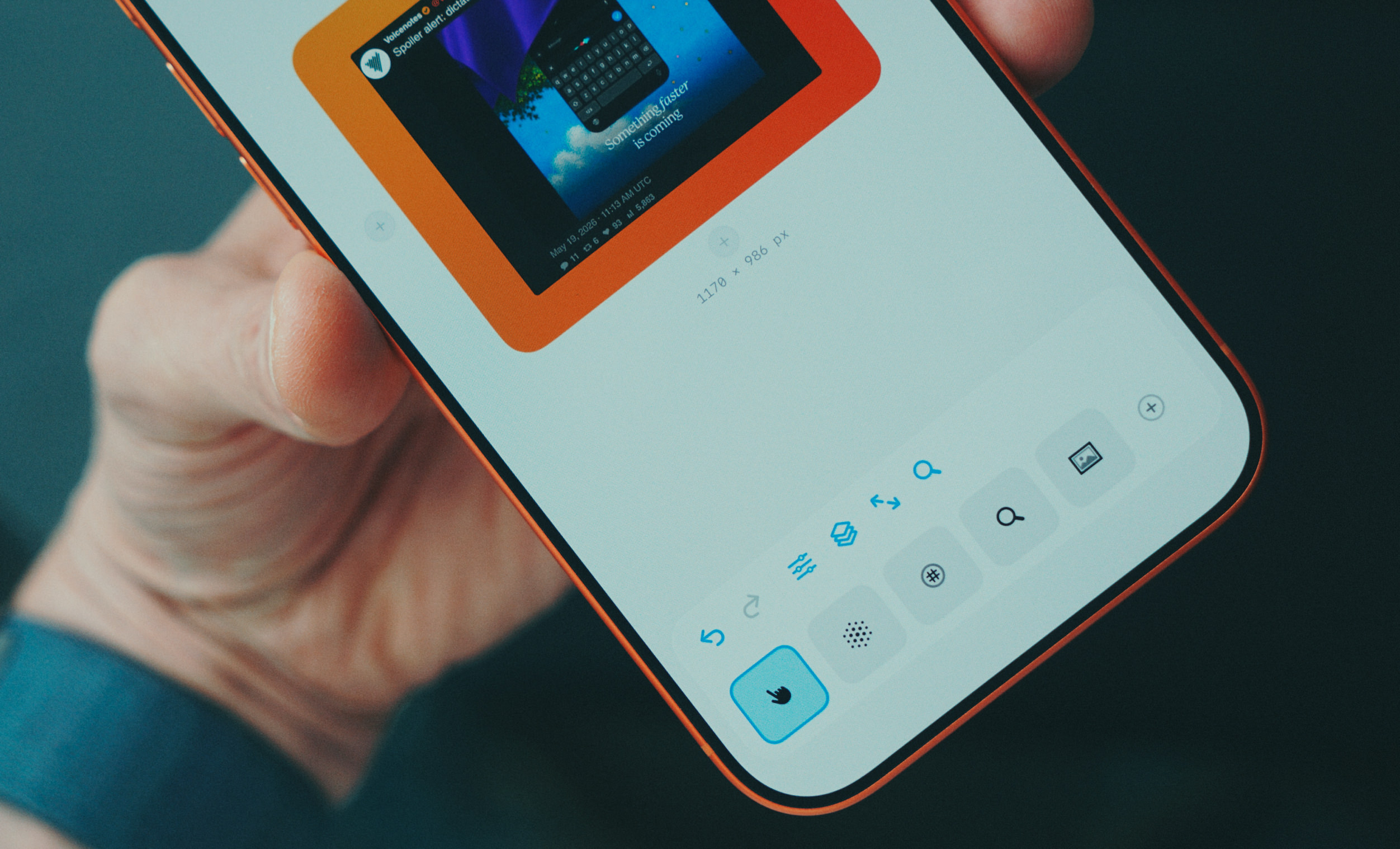 Eine Person hält ein Smartphone, auf dem die Benutzeroberfläche einer Bildbearbeitungs-App angezeigt wird. In der Mitte des Bildschirms befindet sich ein Foto auf einem orangefarbenen Hintergrund, während am unteren Rand eine Werkzeugleiste mit verschiedenen Symbolen zu sehen ist.