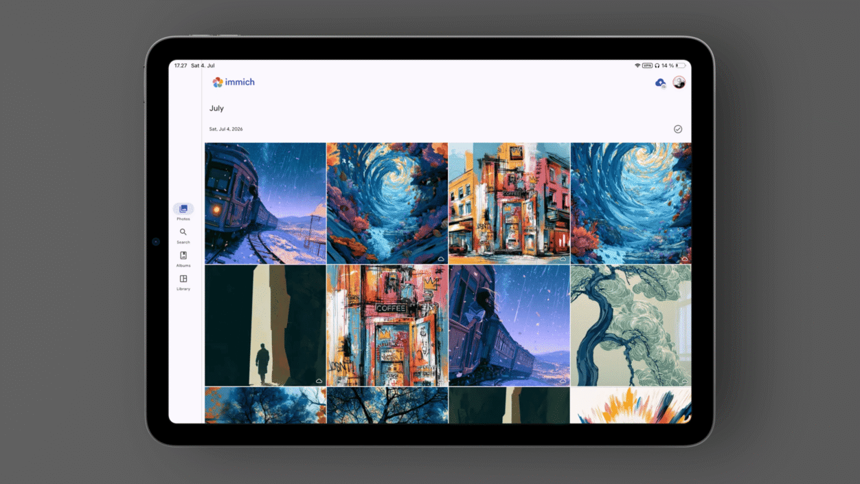 Ein Tablet zeigt eine Fotogalerie-App namens "immich" mit einem Raster aus bunten, künstlerischen Bildern von Landschaften und Stadtansichten. Auf dem Bildschirm steht: "17:27 Sat, 4. Jul immich July Sat, Jul 4, 2023".