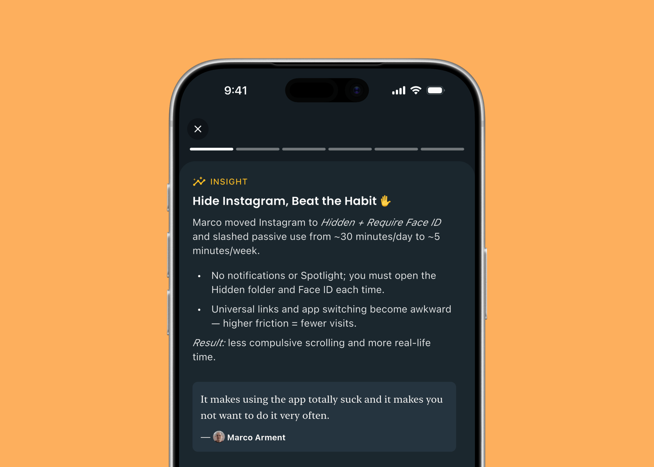 Ein Smartphone zeigt einen App-Bildschirm mit dem Titel "INSIGHT Hide Instagram, Beat the Habit". Der Text erklärt eine Strategie zur Reduzierung der Instagram-Nutzung, indem die App versteckt und Face ID erforderlich ist, was die passive Nutzung reduziert. Er besagt: "Keine Benachrichtigungen oder Spotlight; Sie müssen jedes Mal den ausgeblendeten Ordner und Face ID öffnen. Universelle Links und App-Wechsel werden umständlich – höhere Reibung = weniger Besuche. Ergebnis: weniger zwanghaftes Scrollen und mehr reale Zeit. Es macht die Nutzung der App total schlecht und man will sie nicht sehr oft nutzen."