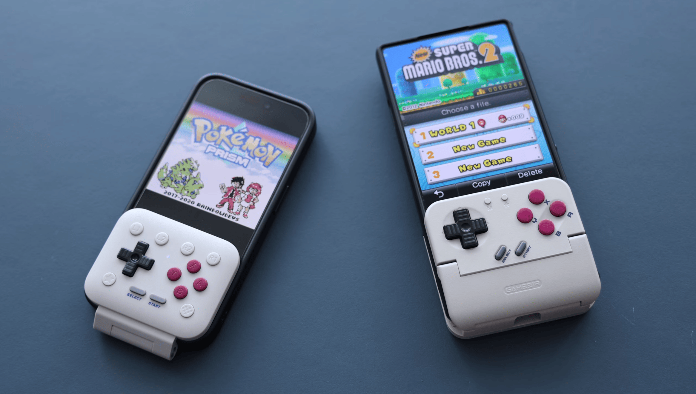 Zwei Smartphones, die an weiße, tragbare Spielecontroller angeschlossen sind. Das linke Smartphone zeigt den Titelbildschirm eines Pokémon-Spiels, während das rechte Smartphone das Menü eines Super Mario-Spiels vor einem dunkelblauen Hintergrund anzeigt.