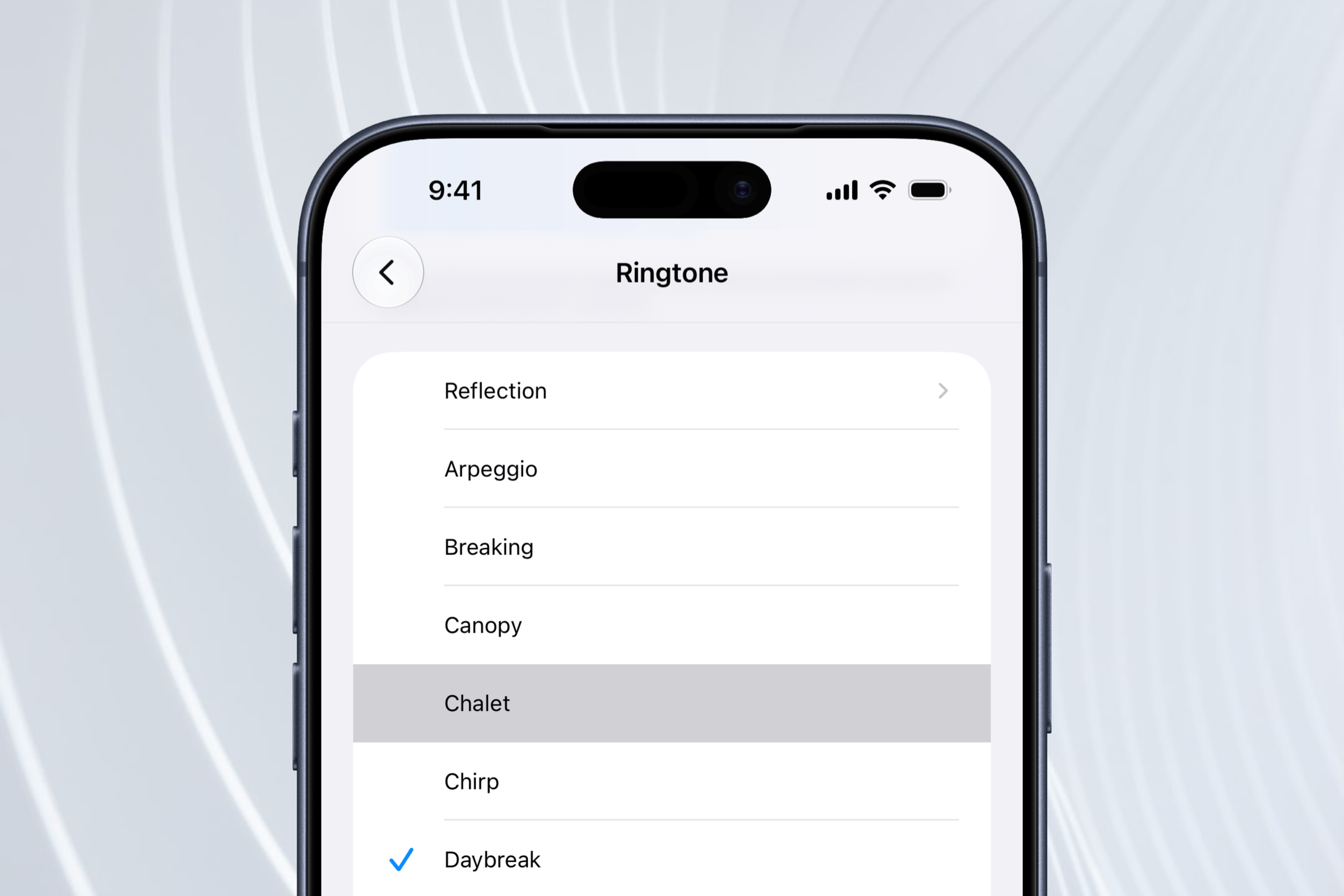 Ein Smartphone-Bildschirm zeigt ein Menü zur Auswahl des Klingeltons, bei dem die Option „Daybreak“ mit einem Häkchen markiert ist.