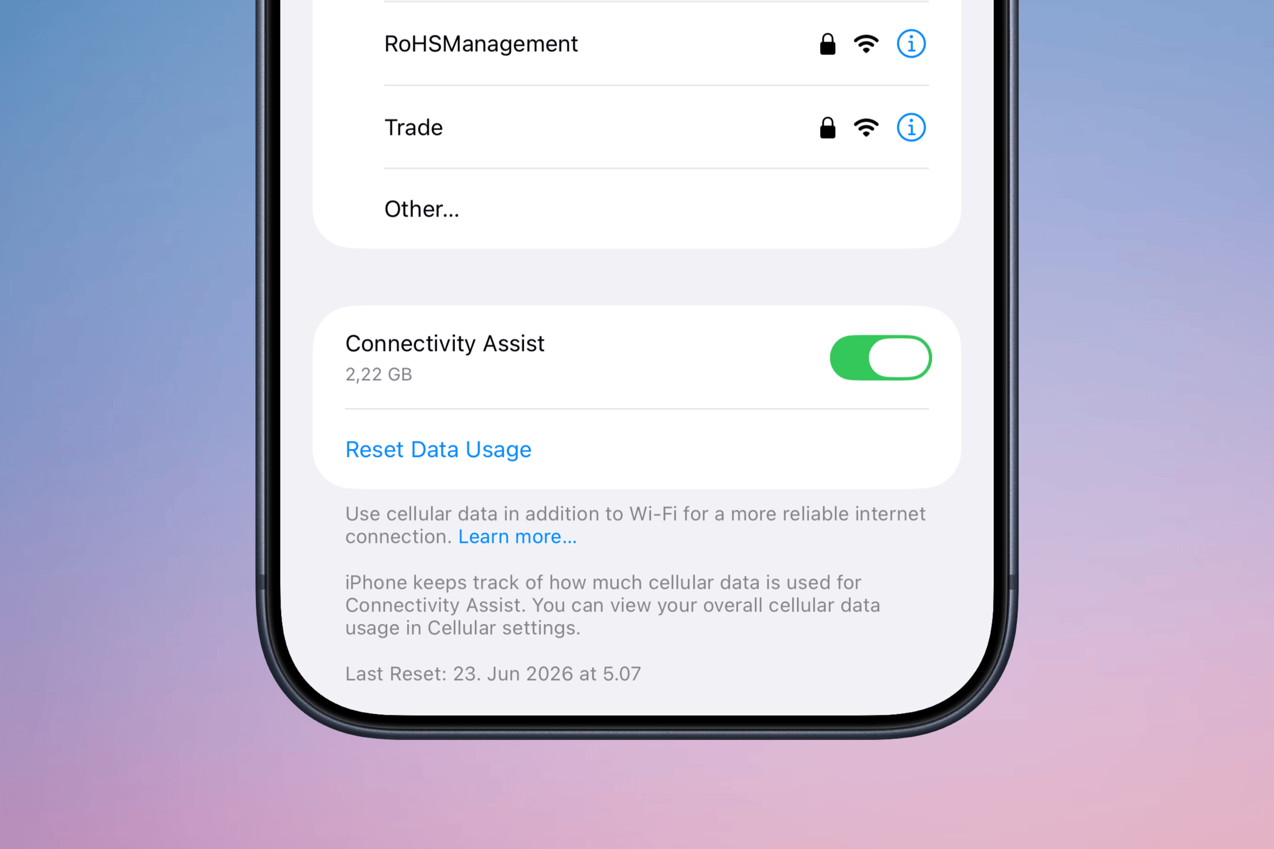 Smartphone-Bildschirmansicht der Einstellungen für „Connectivity Assist“ mit einem Datenverbrauch von 2,22 GB, einem Umschalter und erklärendem Text zur Nutzung mobiler Daten für eine stabilere Internetverbindung.