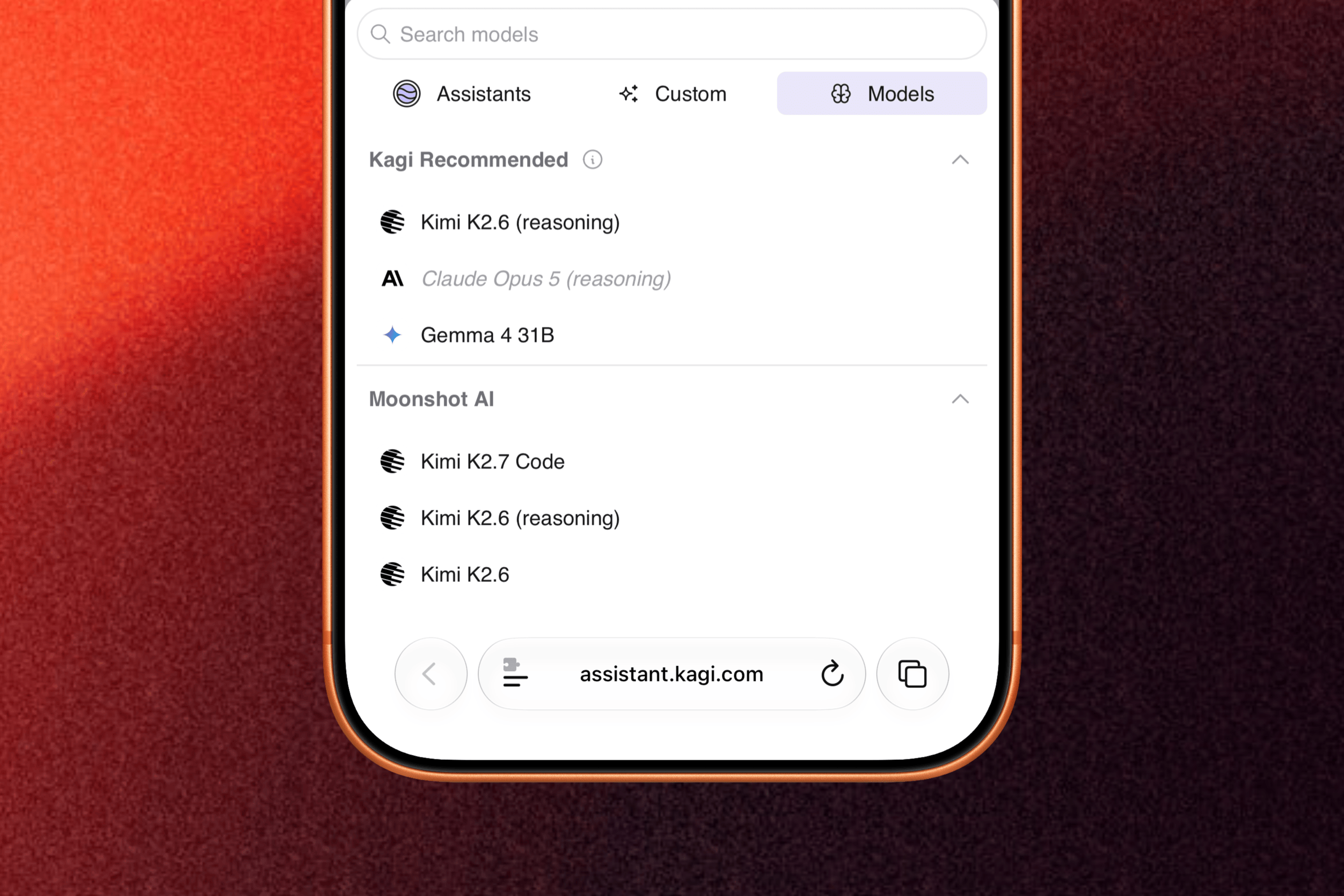 Ein Smartphone-Bildschirm zeigt eine Liste von KI-Modellen innerhalb einer Weboberfläche. Der Tab "Models" ist ausgewählt. Abschnitte umfassen "Kagi Recommended" mit "Kimi K2.6 (reasoning)", "Claude Opus 5 (reasoning)" und "Gemma 4 31B". Darunter befindet sich "Moonshot AI" mit "Kimi K2.7 Code", "Kimi K2.6 (reasoning)" und "Kimi K2.6". Unten zeigt eine Browserleiste die Adresse "assistant.kagi.com".
