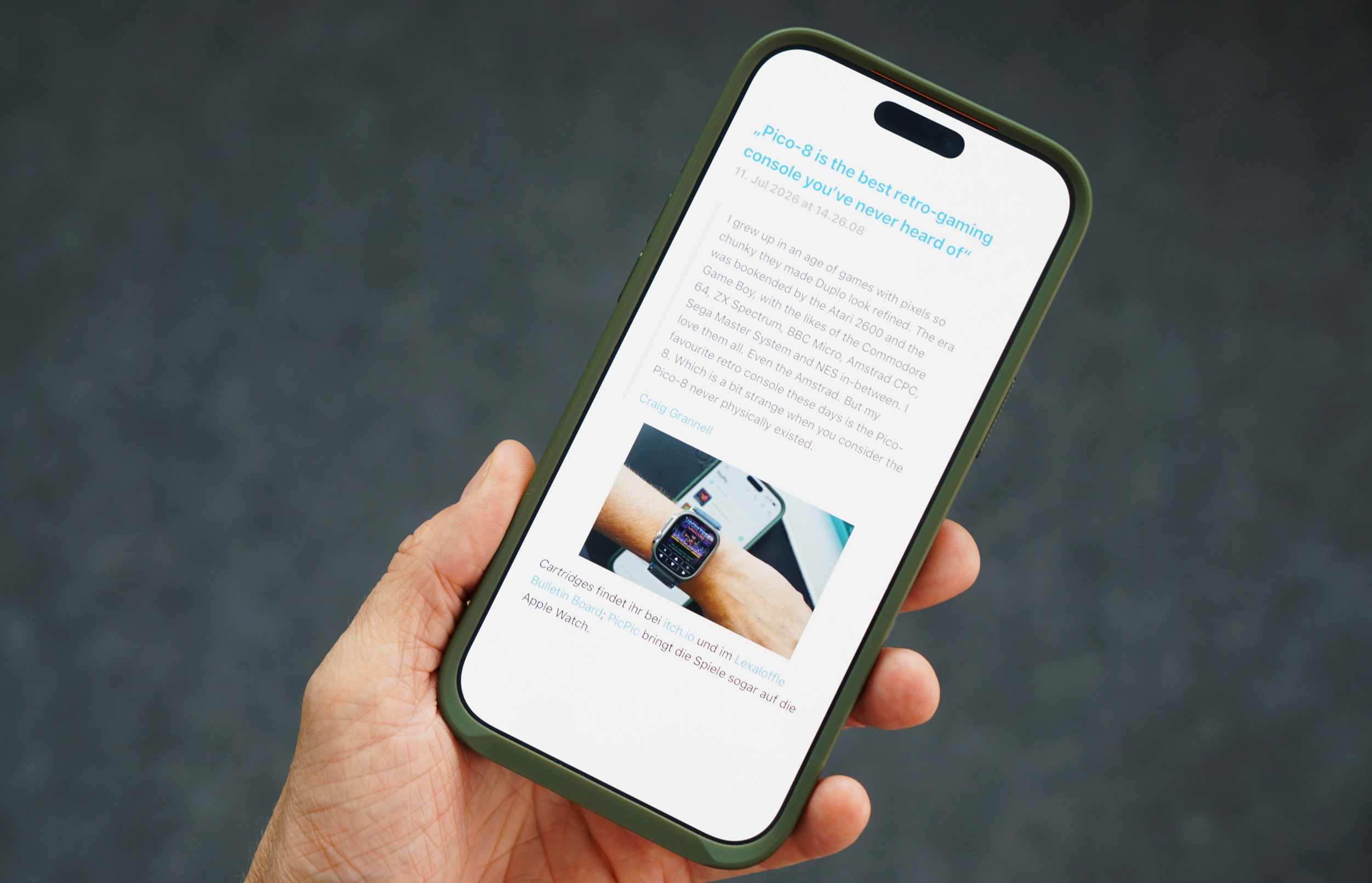 A hand holds a smartphone with a green protective case, displaying a webpage about retro-gaming and the Pico-8 console.

Eine Hand hält ein Smartphone in einer grünen Schutzhülle, auf dessen Display ein Artikel über Retro-Gaming und die Pico-8-Konsole zu sehen ist.