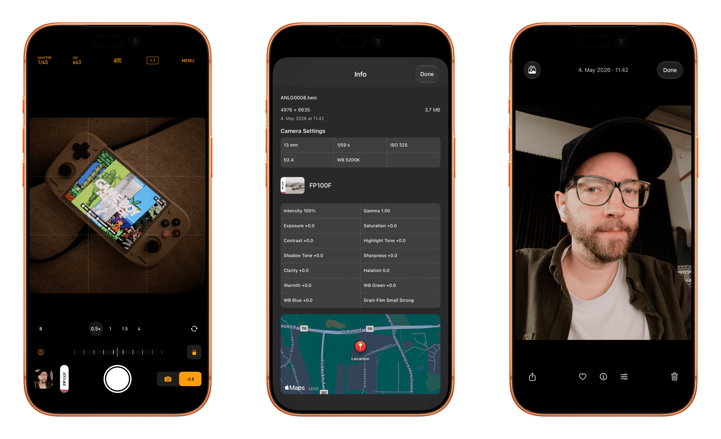 Drei Smartphone-Bildschirme zeigen eine Kamera-App, Metadaten zu einem Foto und ein Porträtfoto. Der linke Bildschirm zeigt eine Kamera-App, die ein tragbares Retro-Spielgerät aufnimmt. Der mittlere Bildschirm zeigt technische Kameraeinstellungen, Informationen zum Filmprofil und einen Kartenausschnitt. Der rechte Bildschirm zeigt ein Porträt einer Person mit Brille und Kappe innerhalb einer Galerie-App.