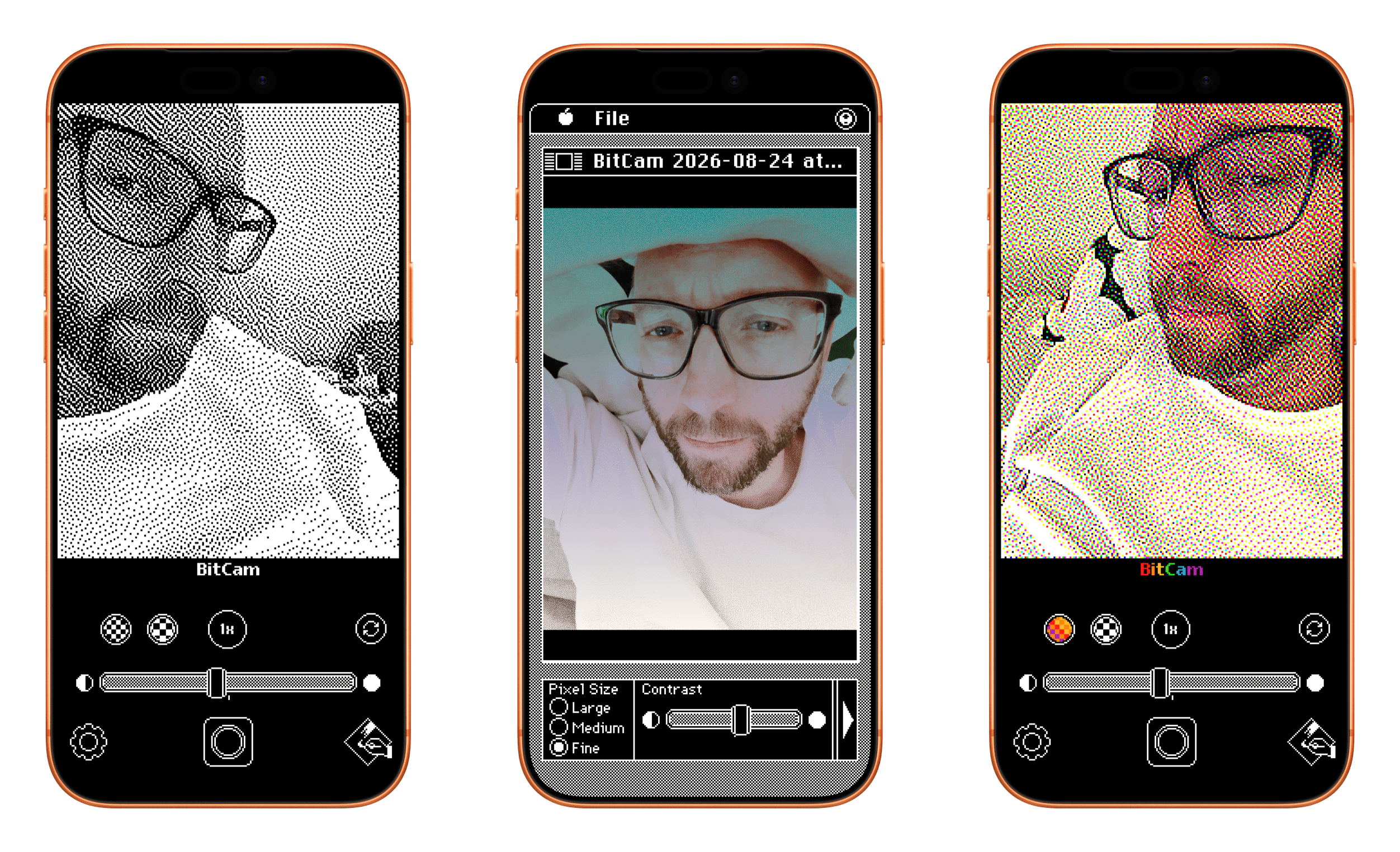 Drei Smartphones nebeneinander, die jeweils die Kamera-App BitCam zeigen. Jeder Bildschirm präsentiert einen anderen Retro-Filter mit Pixel- oder Raster-Effekten auf einem Selfie einer Person mit Brille, ergänzt durch Bedienelemente wie Regler für Pixelgröße und Kontrast.