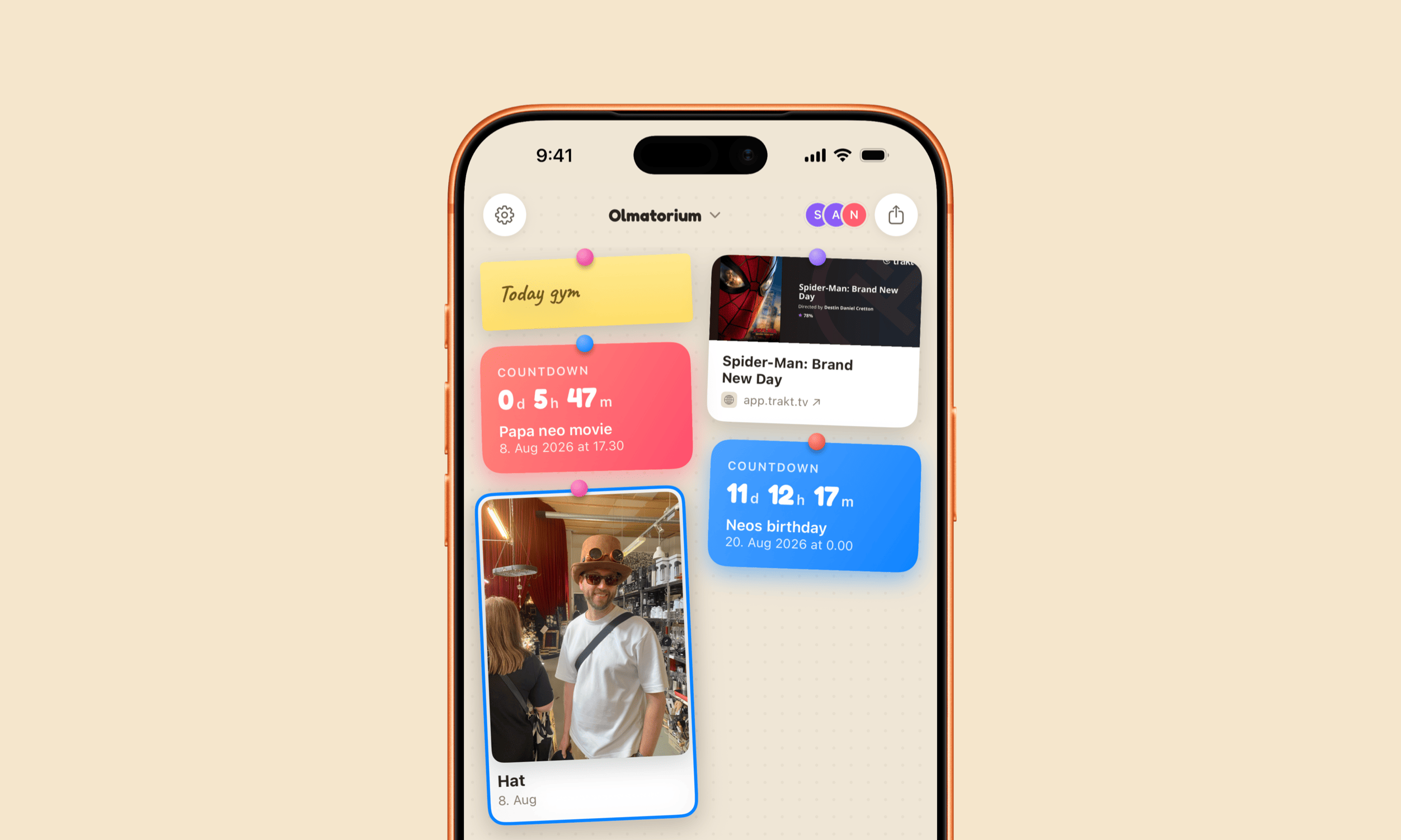 Ein Smartphone-Bildschirm zeigt die Benutzeroberfläche einer App namens „Olmatorium“, die wie ein digitales Notizbrett mit farbigen Widgets gestaltet ist. Zu den Widgets gehören Countdown-Timer, ein Fitness-Erinnerungszettel, ein Karten-Element mit Filminformationen und ein Foto einer Person mit Zylinder und Sonnenbrille.
